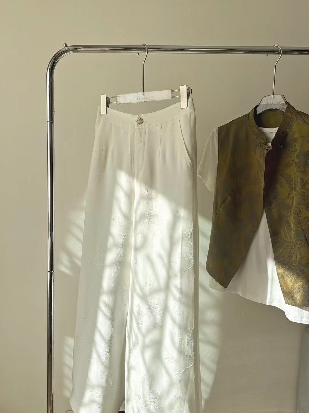 Neo-Chinese Style, New Year, Elegant Gold Floral Brocade Sleeveless Vest, Women's Formal Wear